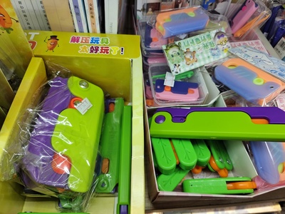 蘿卜刀熱銷校園周邊引爭(zhēng)議 兒童玩具還是暴力隱患？